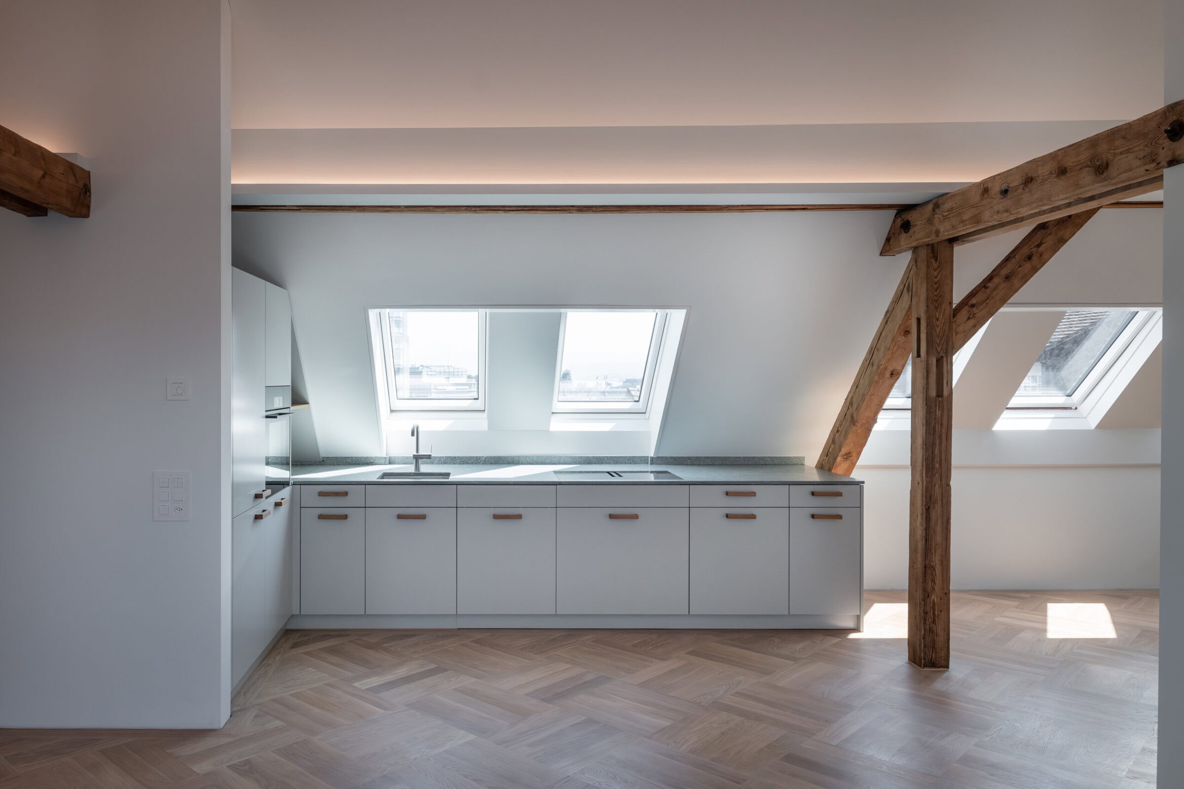 Stylische Lampe aus goldenem Messing